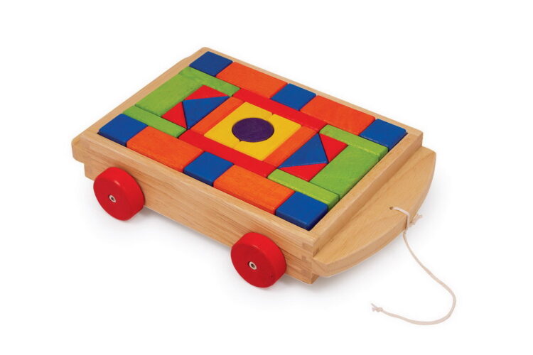 Carro con piezas de madera para construir