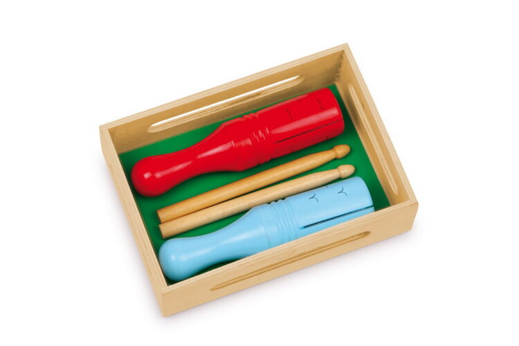 Caja de madera con palos de ritmo