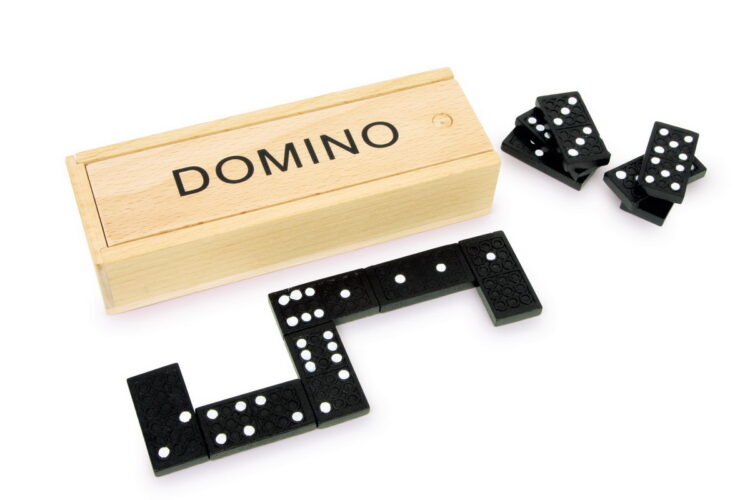 Dominó en caja de madera