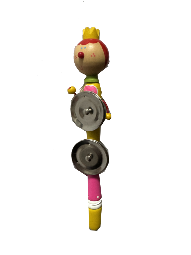 Muñeca juguete de madera con platillos metálicos