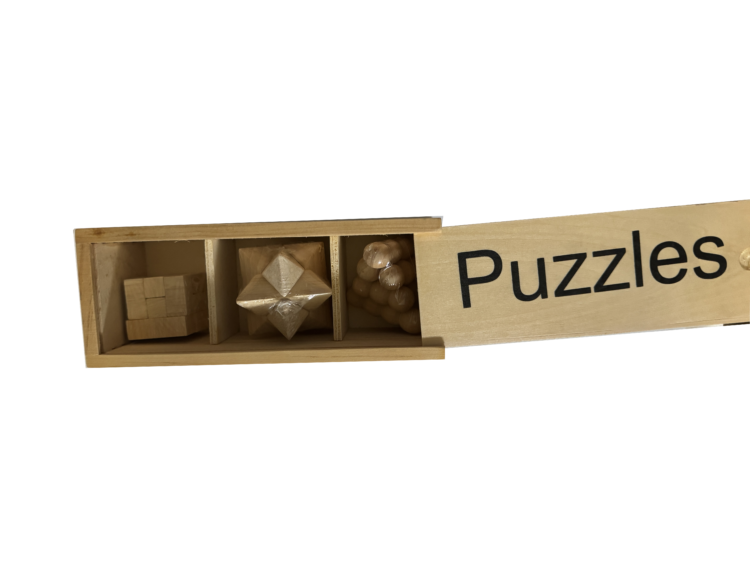 Tres puzles de madera en caja madera
