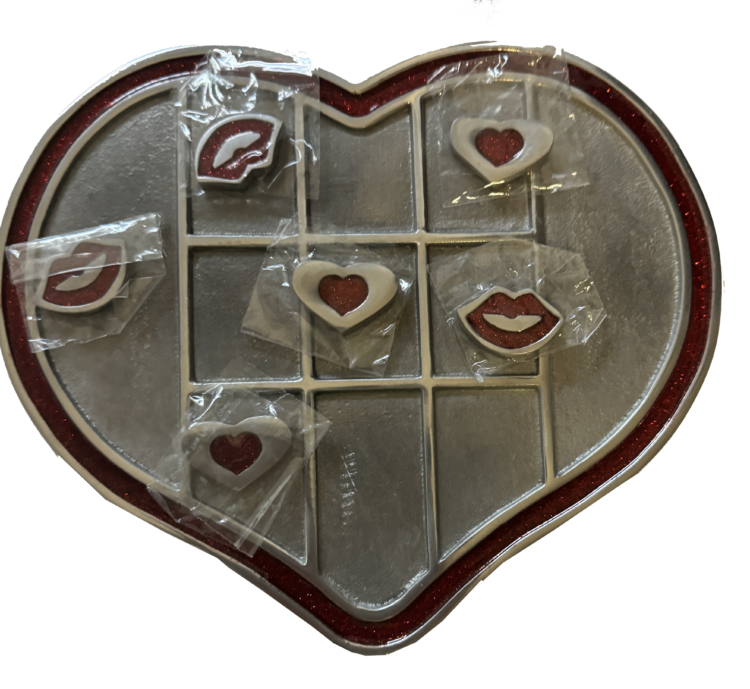 Juego tres en raya corazón metálico