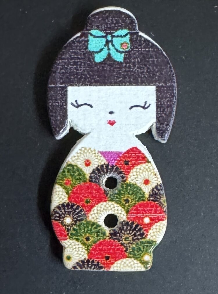 Botón de madera muñequita japonesa