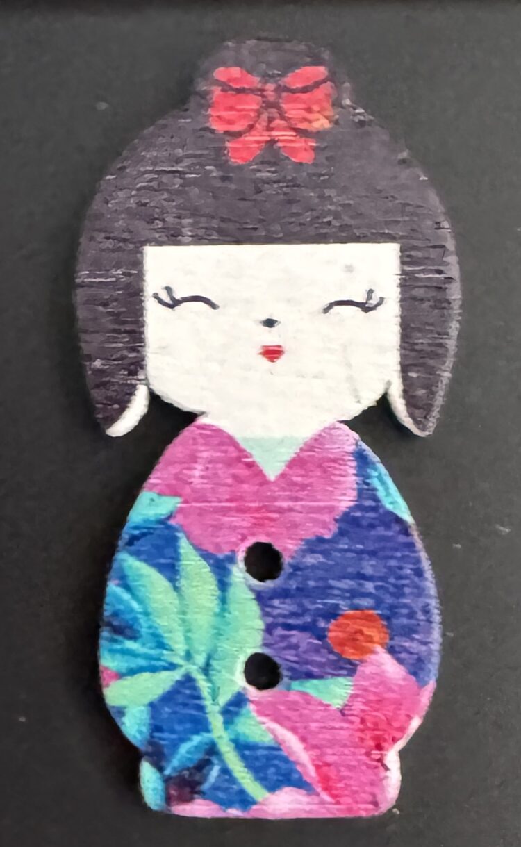 Botón de madera muñequita japonesa