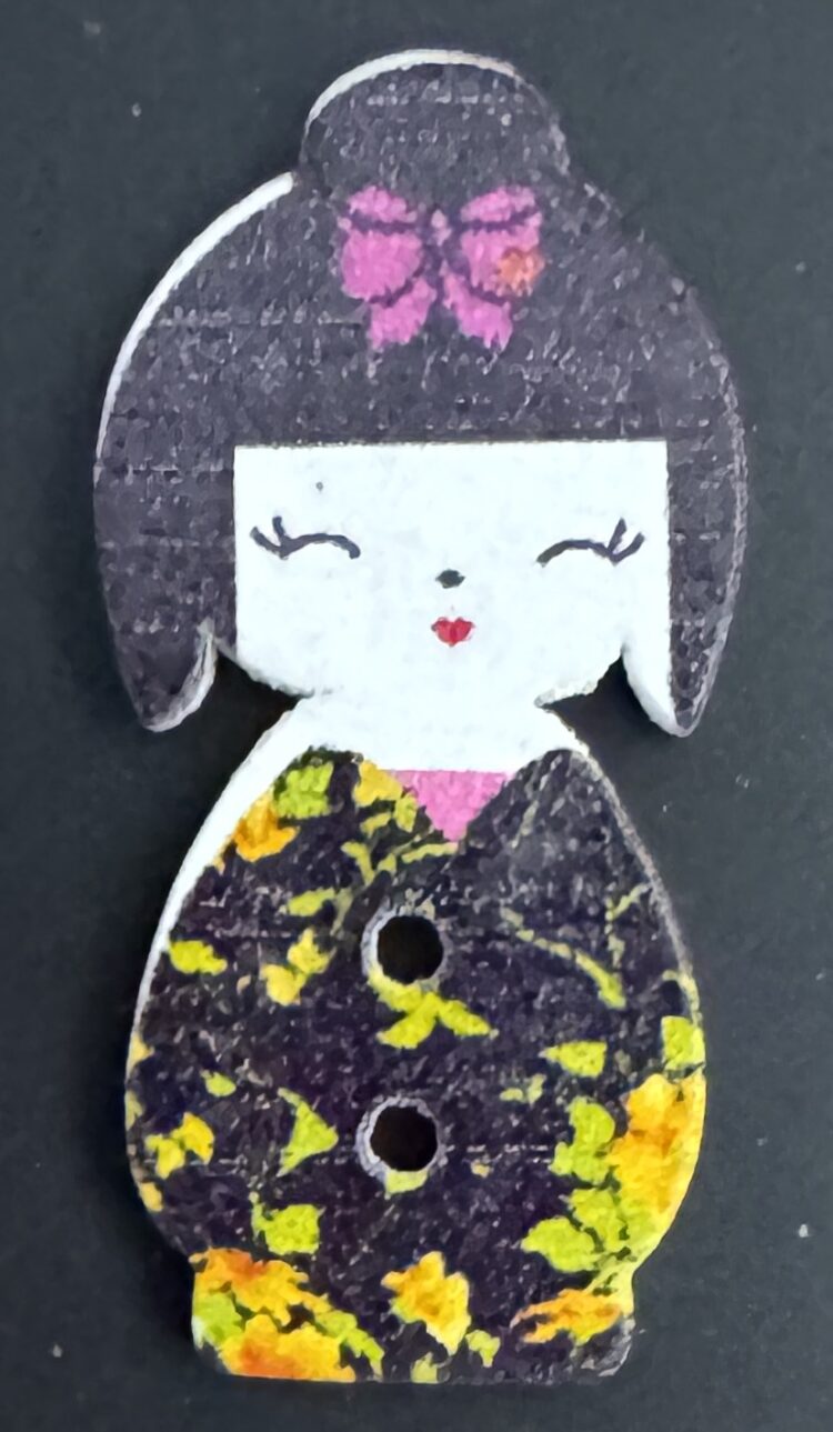 Botón de madera muñequita japonesa
