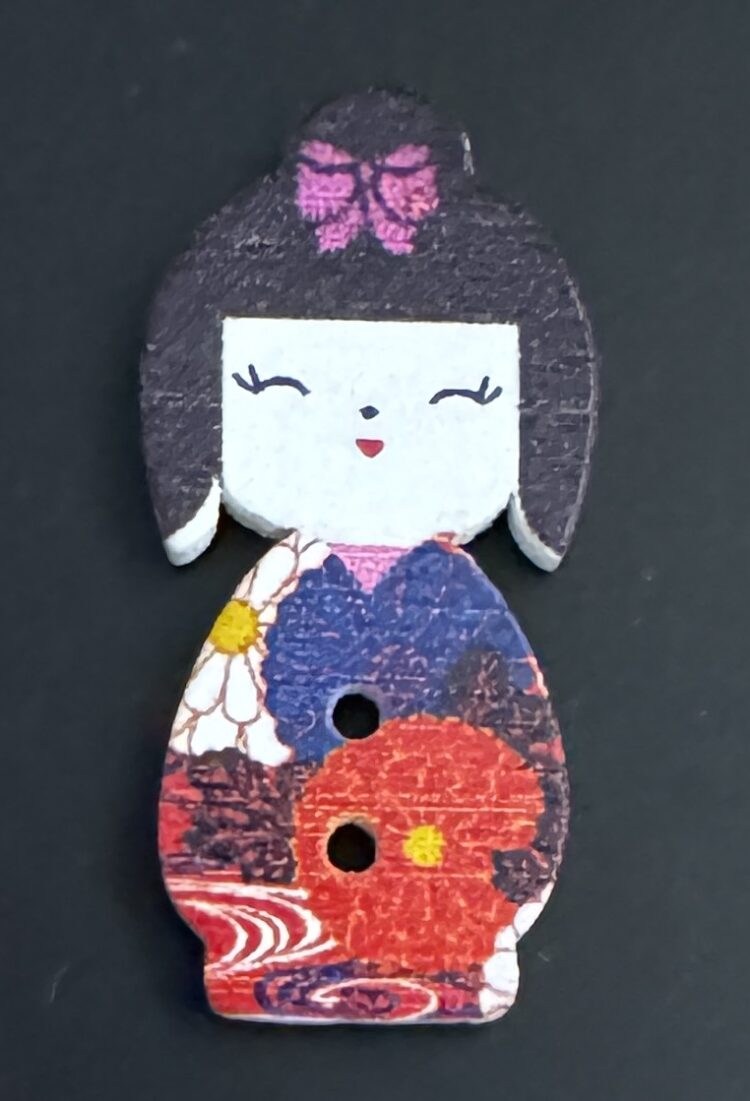 Botón de madera muñequita japonesa