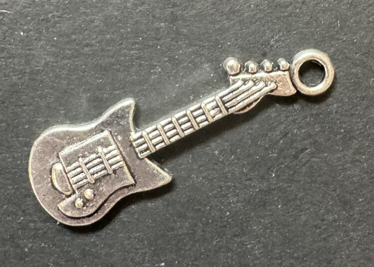 Abalorio guitarra plateada