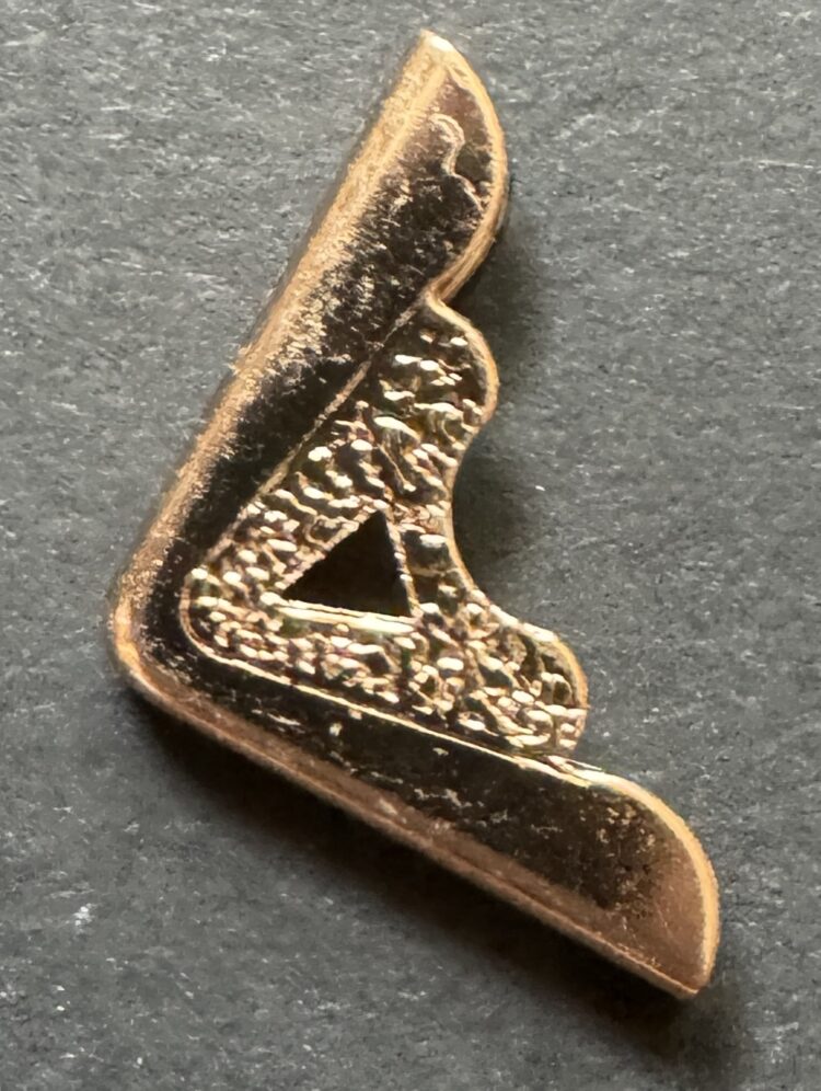 Esquinero bronce rojizo
