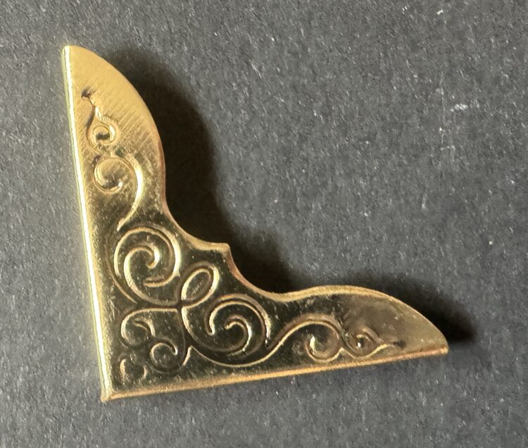 Esquinero color oro