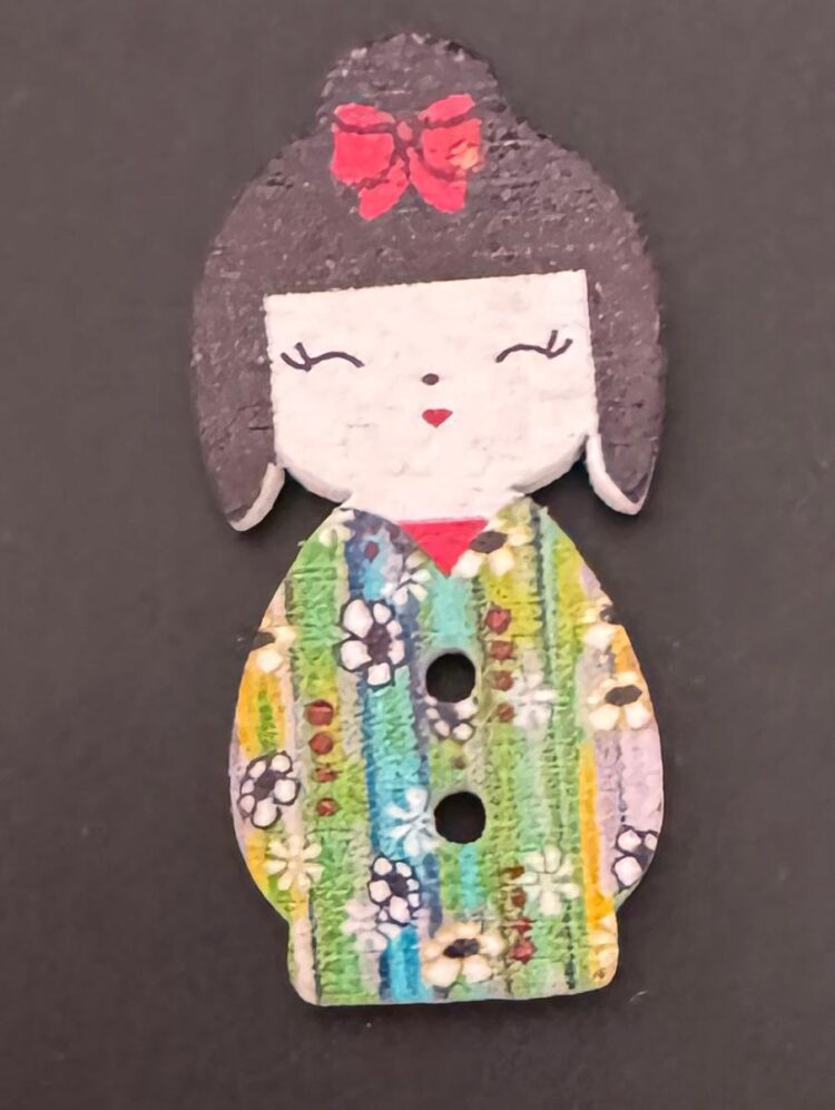 Botón de madera muñequita japonesa