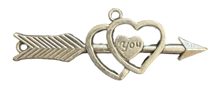 Corazones en flecha de metal