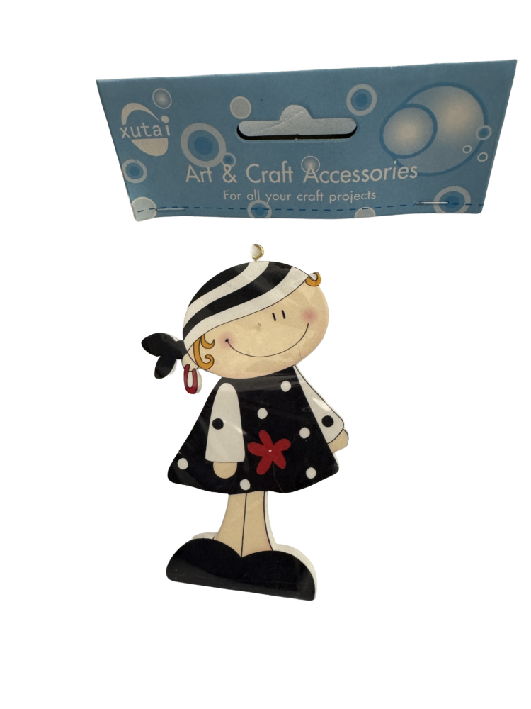 Figura niña pirata de madera