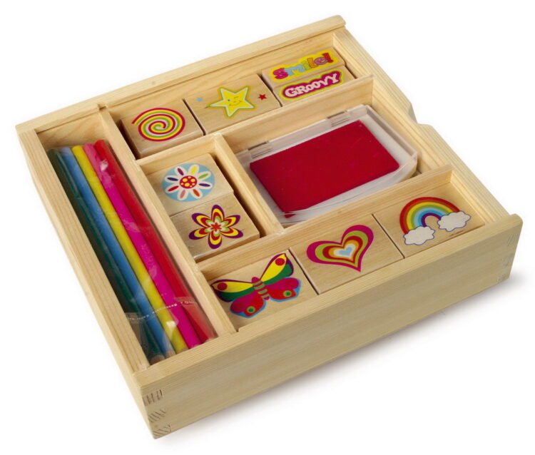 Caja de madera con sellos