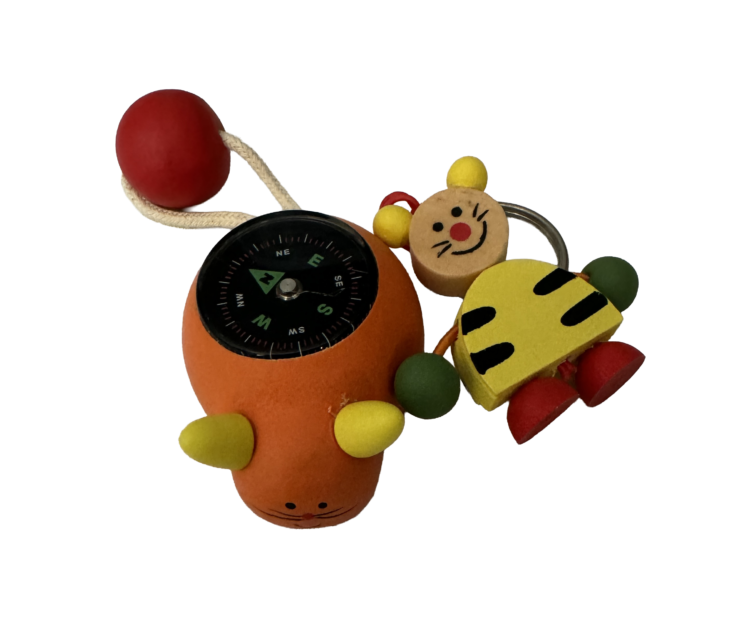 Llavero brújula y muñeco abeja